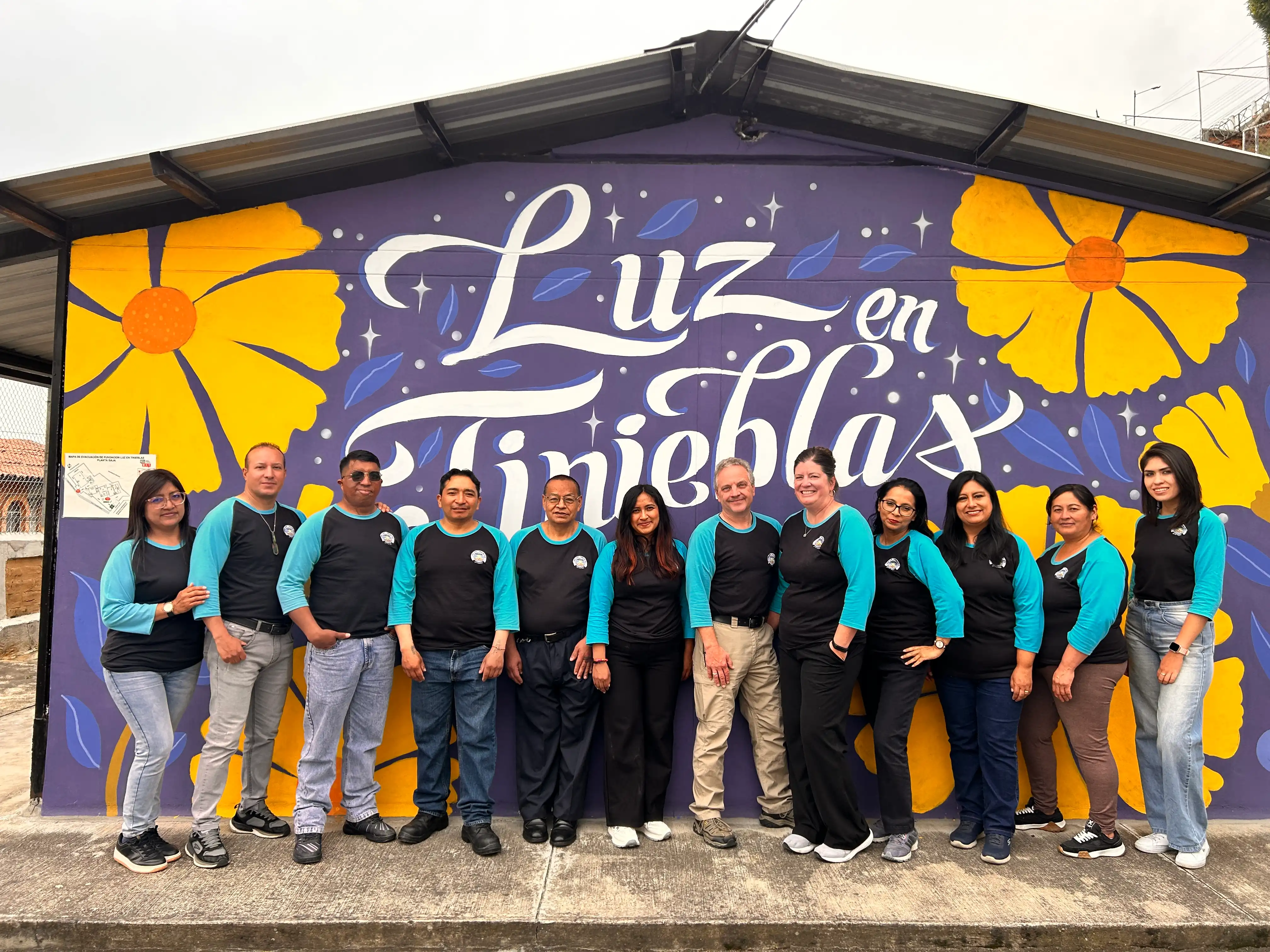 Equipo de la Fundación Luz en las Tinieblas apoyando a la comunidad en actividad social